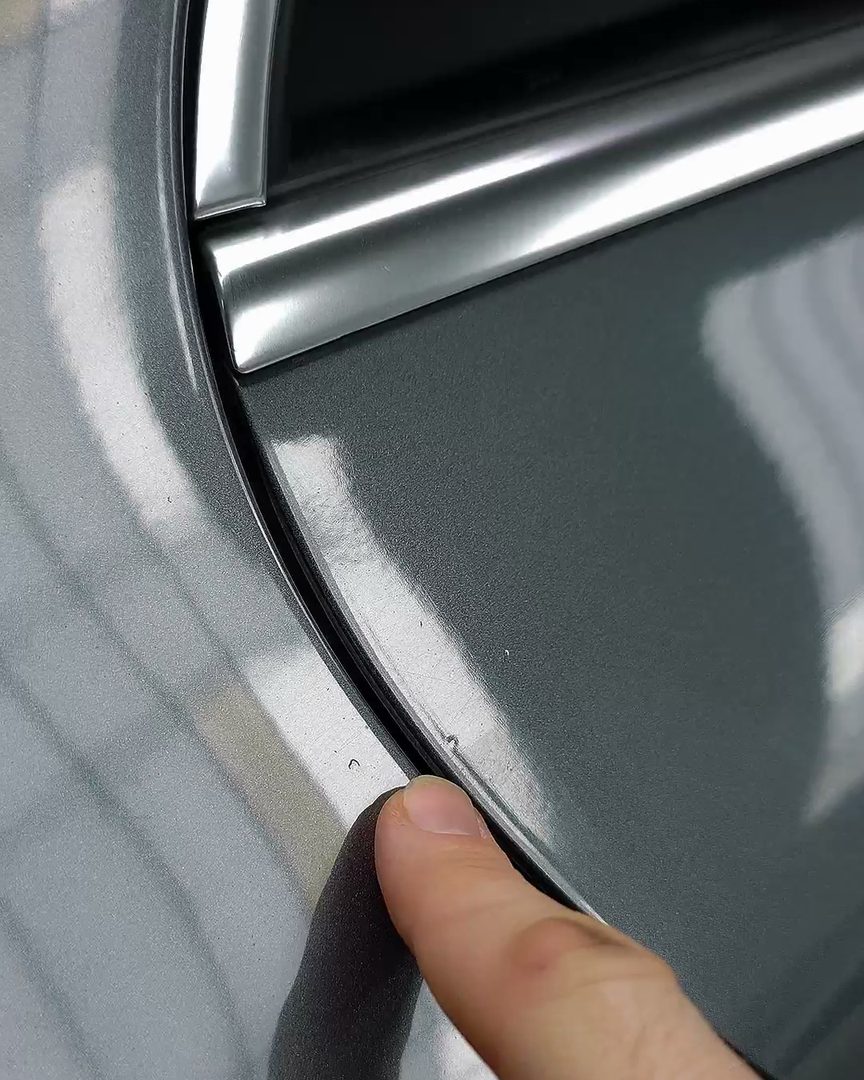 Door edge and trim: look for paint on rubbers, seals and edges.