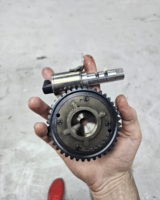 Camshaft adjuster removed while tracing an engine noise