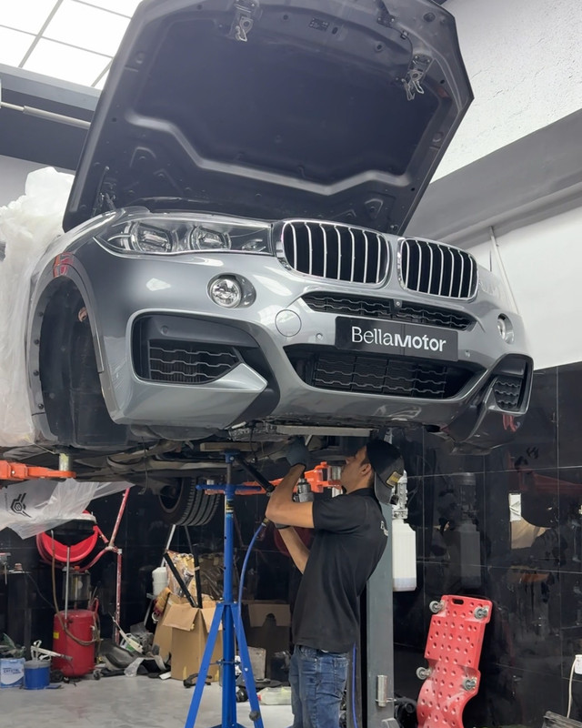 Mechanical area: BMW X5 on the lift