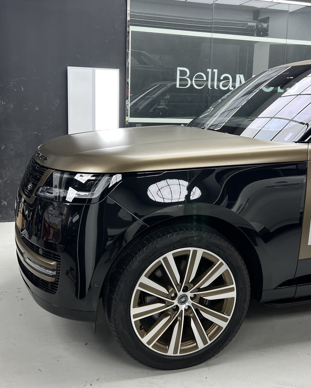 Range Rover with a two-tone finish