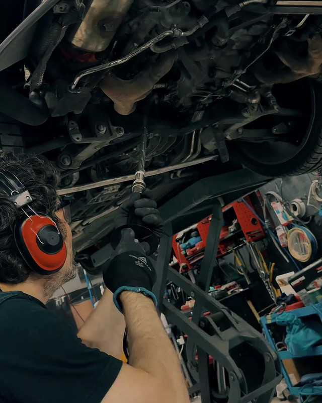 Technician dry ice cleaning the underbody of a car