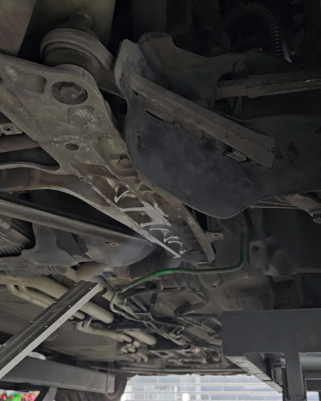 Dry ice nozzle working along the underbody