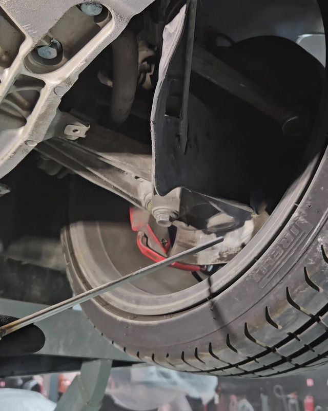 Wheel arch and suspension area cleaned with dry ice