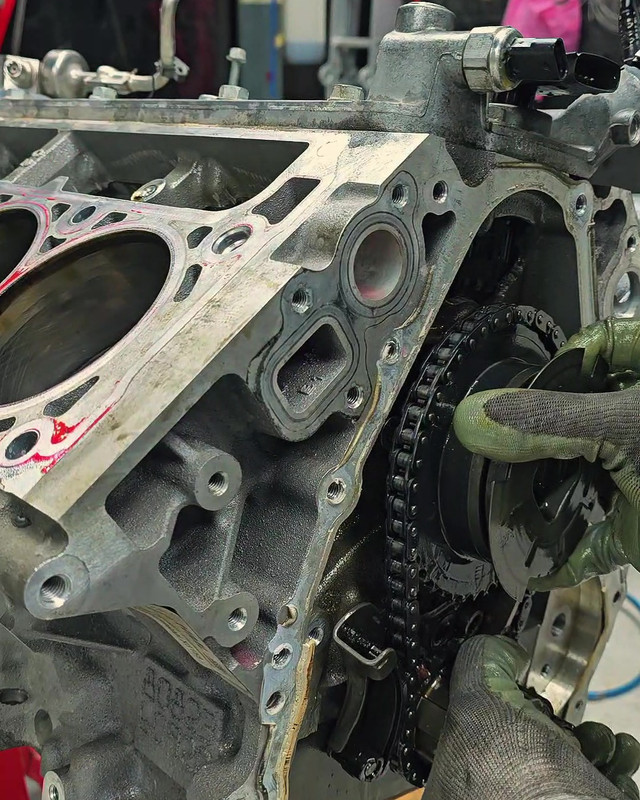 Timing chain and block during reassembly