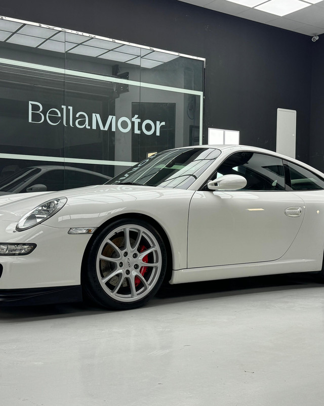 Porsche 911 in the Bella Motor showroom bay