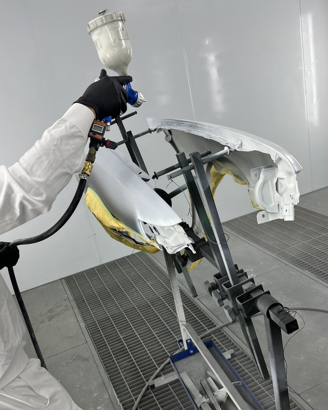 Spray gun applying an even coat