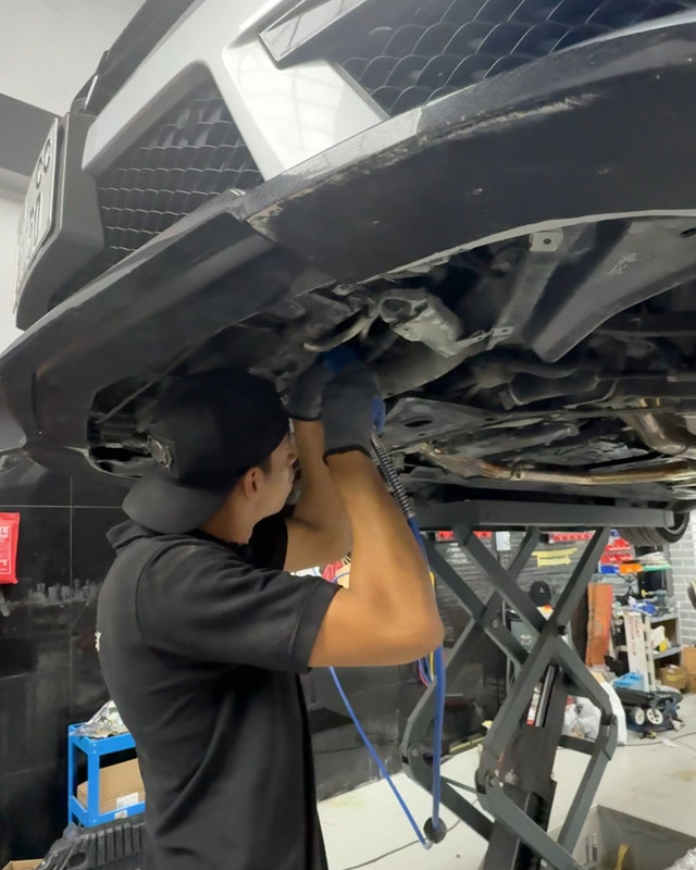 Underbody inspection of steering and suspension on the lift